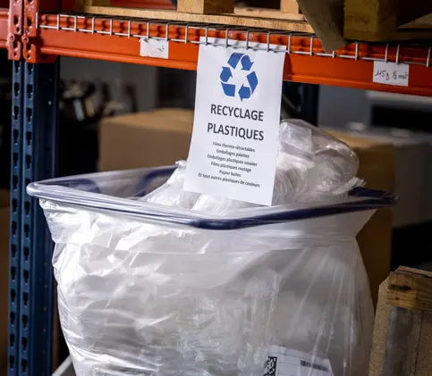 Une poubelle de recyclage des plastiques.