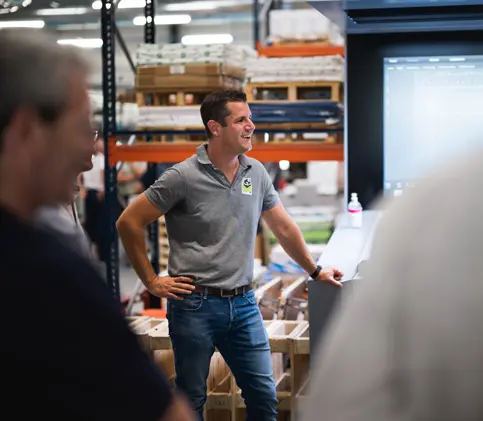 Romain DUBARRY, directeur général de l'imprimerie Graphic Sud parle avec ses collaborateurs.