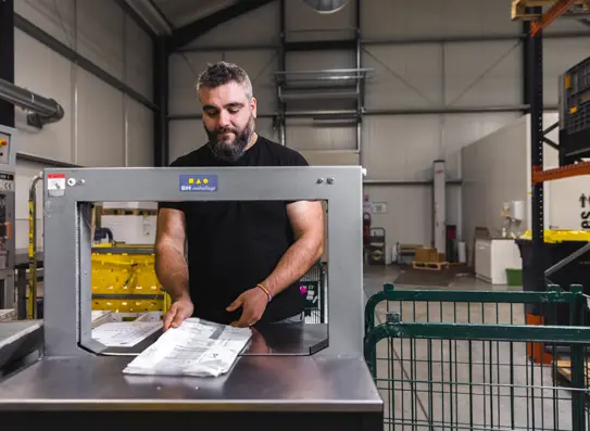 Un technicien utilise une machine pour préparer le routage.